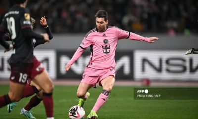 foto mesi menendang bola