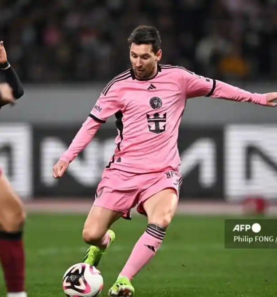 foto mesi menendang bola