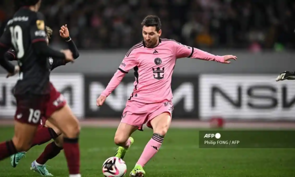 foto mesi menendang bola