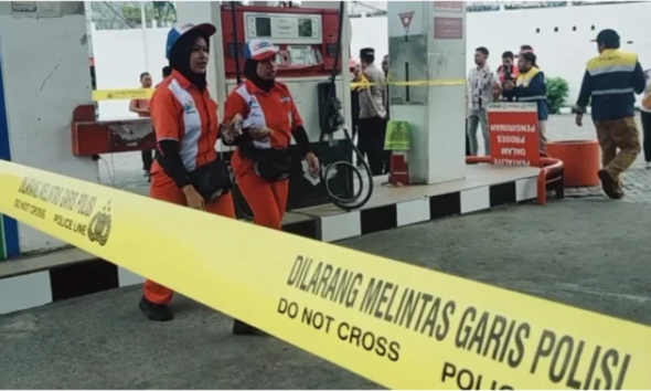 foto spbu yang di kasih garis polisi