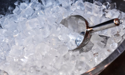 gambar es batu sedang di serok