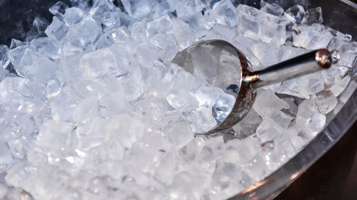 gambar es batu sedang di serok