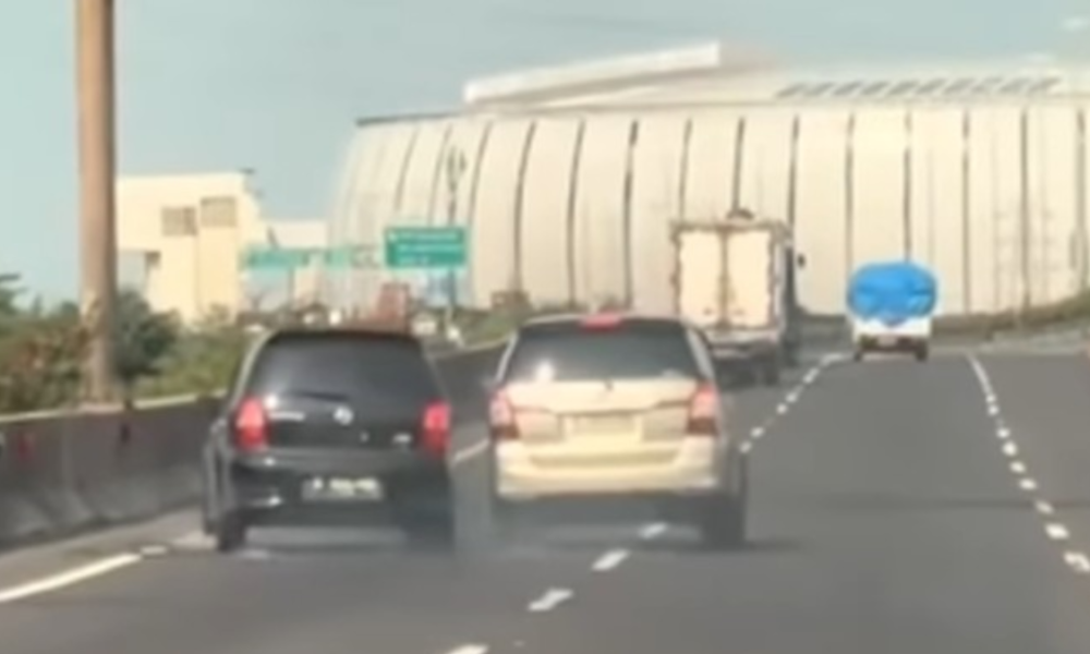 Sopir livina perkarakan innova adu senggol tol.