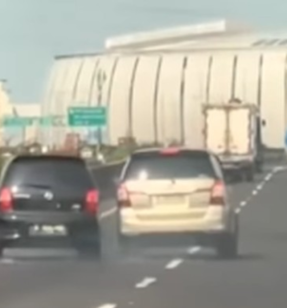 Sopir livina perkarakan innova adu senggol tol.