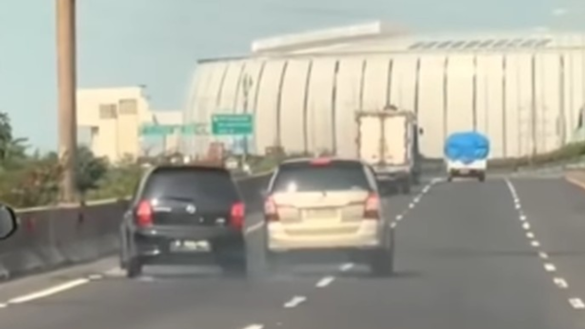 Sopir livina perkarakan innova adu senggol tol.
