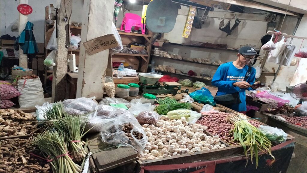 Harga Daging Sapi dan Bawang Putih Melambung Tinggi, Pembeli Kurangi Porsi Belanja 52 1000164284