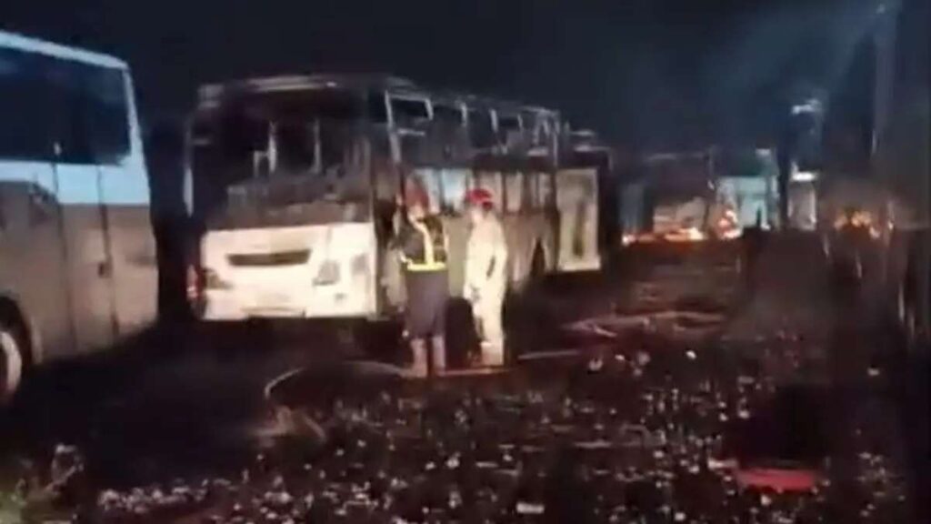 Mencekam! Kebakaran Besar Pangkalan PO Sinar Jaya Hanguskan Puluhan Armada Bus 53 bus hangus terbakar