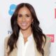 Serial Netflix Terbaru Meghan Markle kembali berkarier, Meghan Markle tersenyum di depan latar belakang acara Time 100