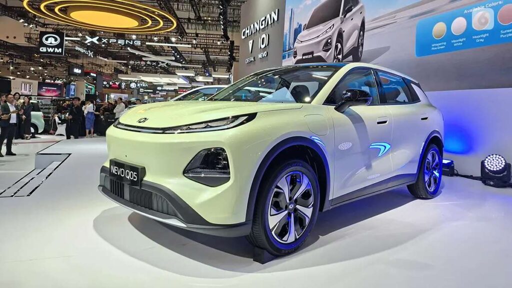 Nevo Q05 Resmi Pikat Pengunjung GIIAS 2026 Cetak 1 Magnet Baru Changan 52 Nevo Q05 Magnet baru Changan, Mobil listrik Changan Nevo Q05 berwarna putih kehijauan dipamerkan di pameran otomotif dengan latar belakang stan bermerek