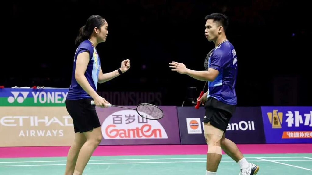 Amri nita cetak perunggu di turnamen bulu tangkis, Pebulutangkis ganda campuran Indonesia Rinov Rivaldy dan Pitha Haningtyas Mentari merayakan kemenangan di lapangan