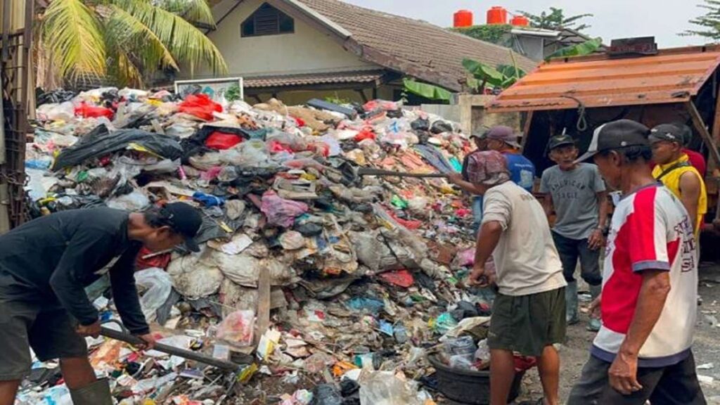 Pemprov DKI Siapkan Solusi Ekonomi untuk Warga TPS Liar Cilincing 52 1000187619