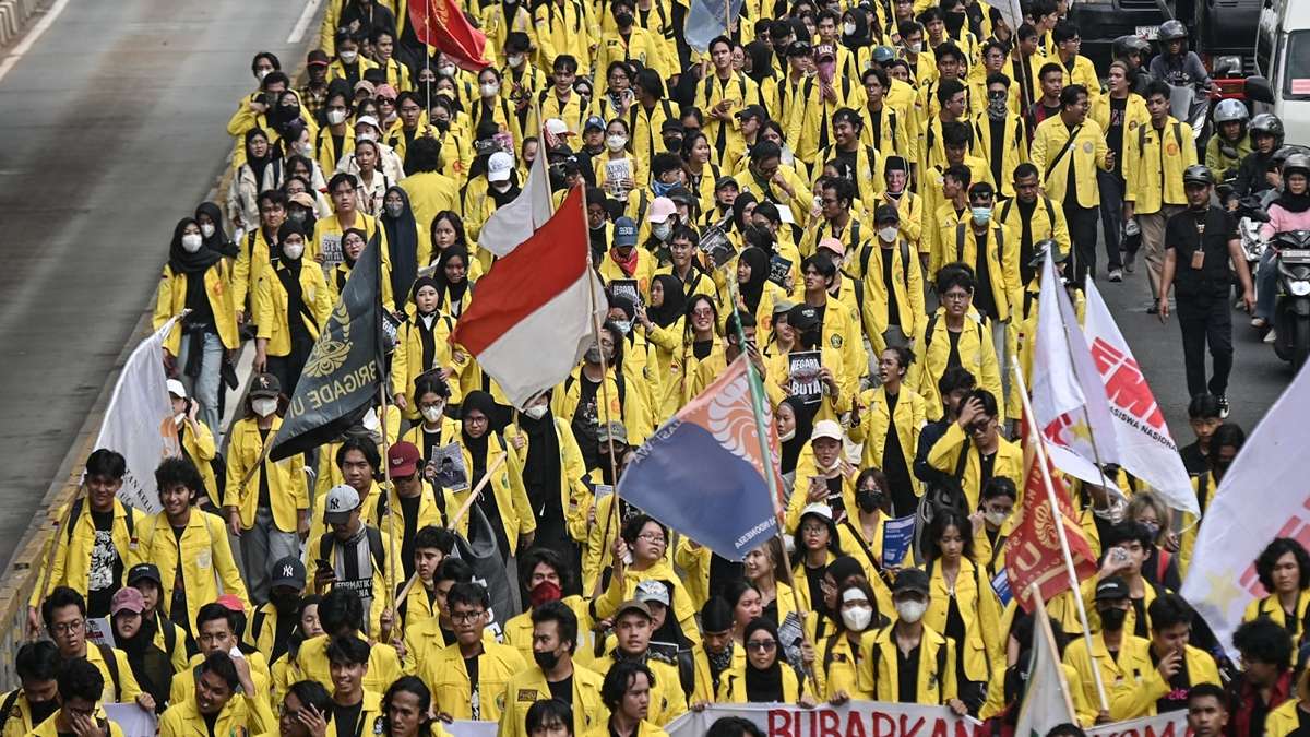 Nyanyikan Indonesia Pusaka, Ratusan Mahasiswa Demo BEM UI di Tosari Membubarkan Diri 51 1000190339 11zon