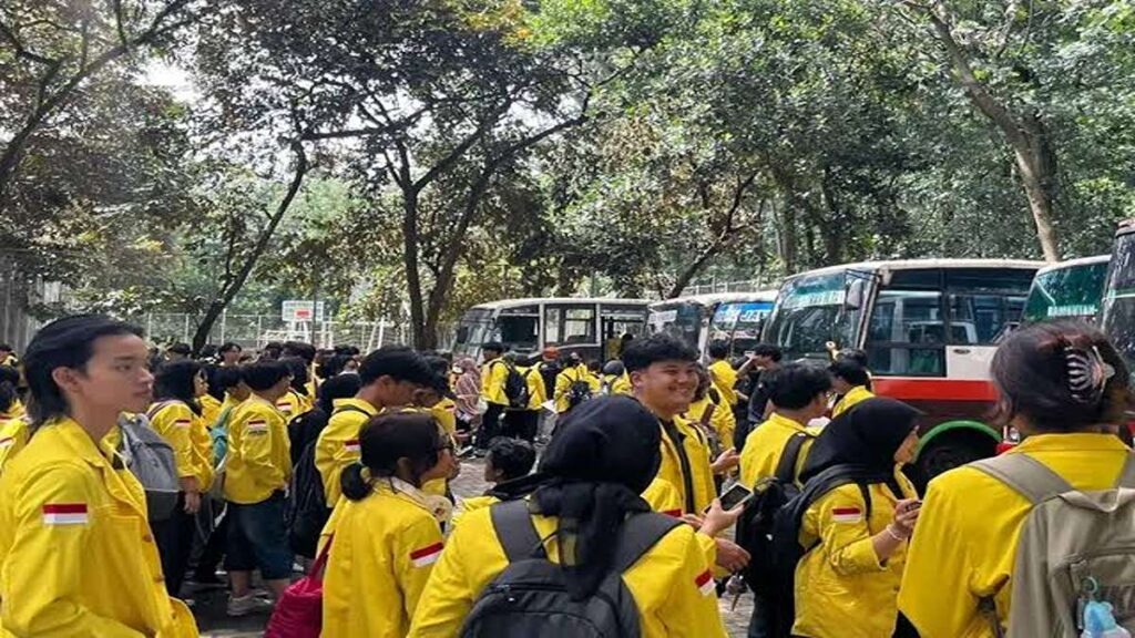 Nyanyikan Indonesia Pusaka, Ratusan Mahasiswa Demo BEM UI di Tosari Membubarkan Diri 53 1000190340