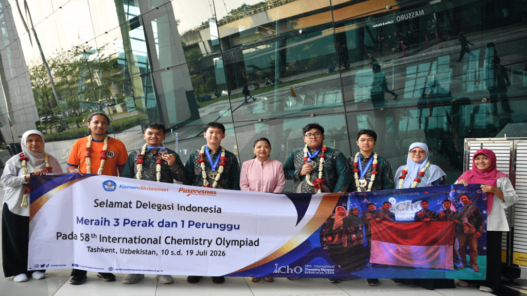 Siswa Indonesia Raih 3 Medali di iGeo 2026 Turki Memukau 52 Siswa Indonesia menangkan medali perunggu, Delegasi Indonesia berfoto bersama sambil membentangkan spanduk ucapan selamat atas perolehan medali pada ajang International Chemistry Olympiad