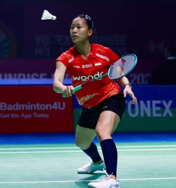 Putri KW atlet bulutangkis Indonesia, Pebulu tangkis tunggal putri Indonesia bersiap memukul kok di lapangan dalam sebuah pertandingan