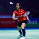 Putri KW Resmi Lolos 3 Babak Utama Kejuaraan Dunia 2026 Cetak Skor Telak 55 Putri KW atlet bulutangkis Indonesia, Pebulu tangkis tunggal putri Indonesia bersiap memukul kok di lapangan dalam sebuah pertandingan