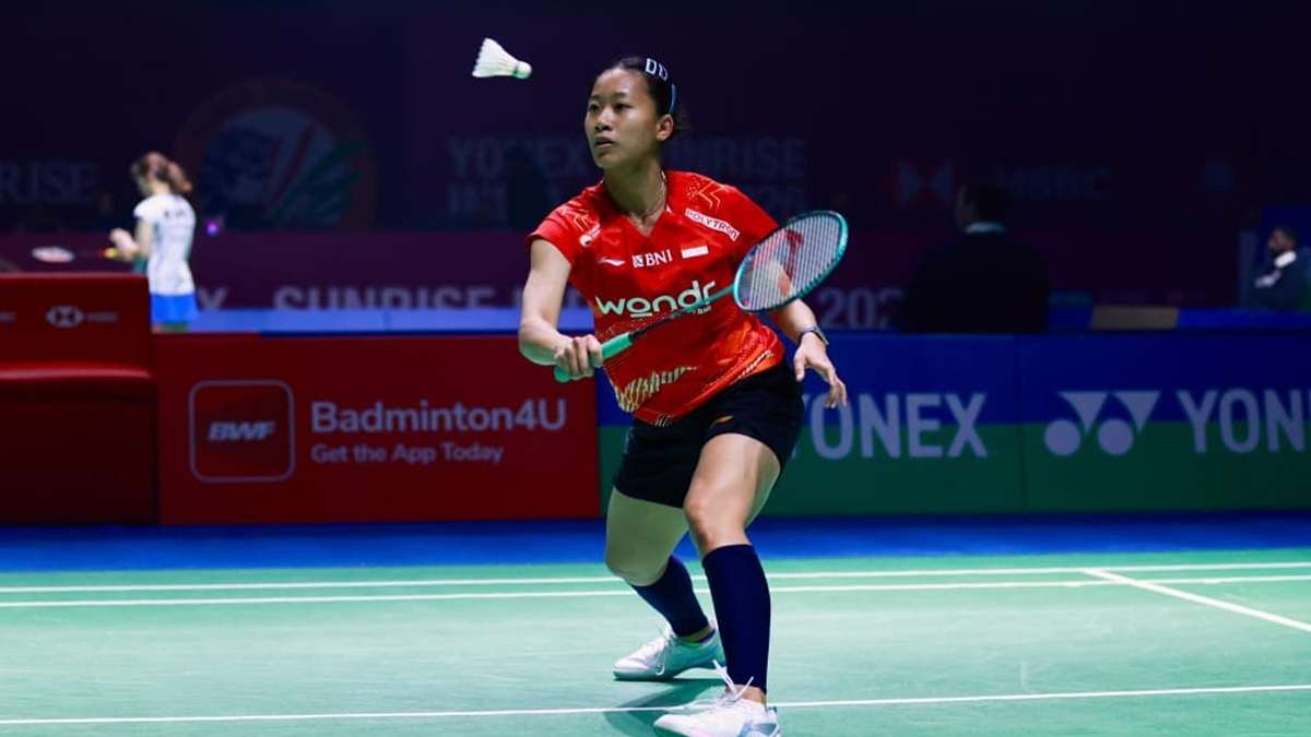 Putri KW Resmi Lolos 3 Babak Utama Kejuaraan Dunia 2026 Cetak Skor Telak 51 Putri KW atlet bulutangkis Indonesia, Pebulu tangkis tunggal putri Indonesia bersiap memukul kok di lapangan dalam sebuah pertandingan
