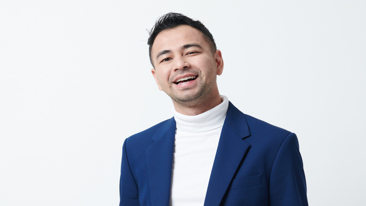 Mengharukan! Momen Raffi Ahmad ke Kampung Adat Sade Beri Bantuan 1 Miliar 51 Raffi Ahmad mengenakan blazer biru dan baju putih berkerah tinggi sambil tersenyum