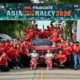 Duet Balap Komunitas Dunia se Asia, Tim reli Asia Cross Country Rally 2026 berpose bersama di depan mobil balap dan papan latar acara