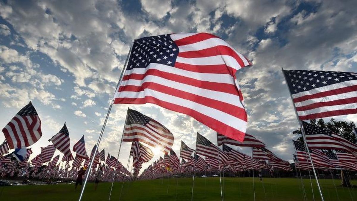 Ngeri! Utang Pemerintah AS Tembus Rp 712.000 Triliun, Dunia Terancam Waspada 51 Bendera Amerika Serikat berkibar di tiang-tiang di lapangan rumput dengan latar belakang langit berawan