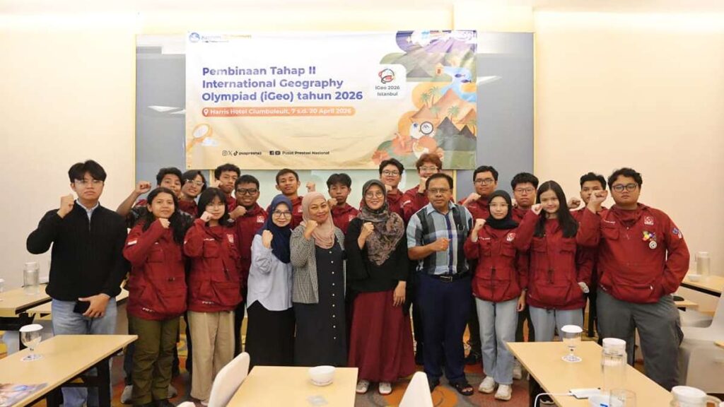 Siswa Indonesia Raih 3 Medali di iGeo 2026 Turki Memukau 53 Siswa Indonesia menangkan medali, Peserta dan pembina berfoto bersama di depan spanduk Pembinaan Tahap II International Geography Olympiad iGeo 2026