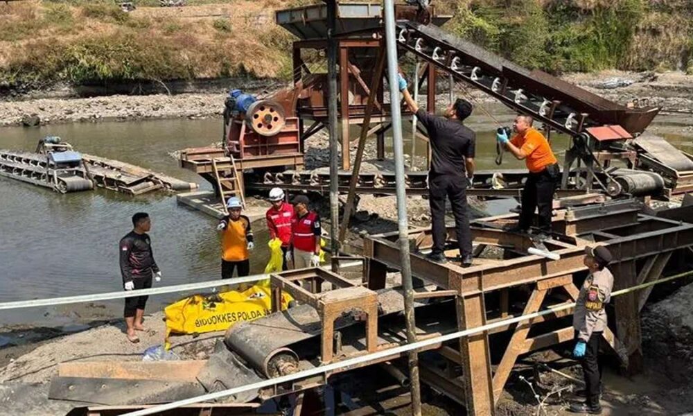 Mekanik Proyek di Mojokerto Tewas Tertimpa Konveyor Anjlok, Petugas kepolisian dan tim evakuasi sedang melakukan olah tempat kejadian perkara di dekat mesin pemecah batu tambang