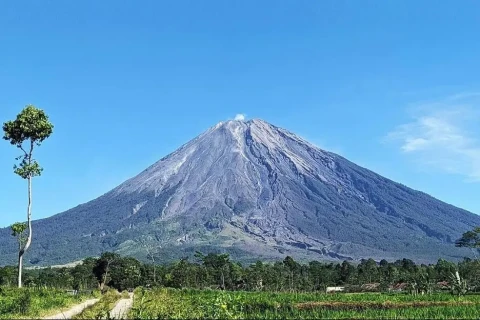 6 fakta gunung semeru puncak tertinggi di jawa yang jadi tempat kematian soe hok gie qzw