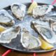 Pencurian Tiram di Australia Gegerkan Peternak Rugi Rp 4,4 M 58 Pencurian Tiram pada Pedagang Australia, Tiram mentah segar di atas es serut dengan irisan lemon dalam piring bundar