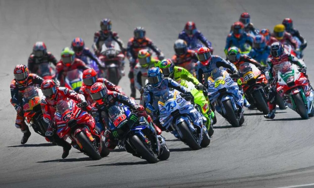 kalender balap Motogp telah rilis, Sekelompok pembalap MotoGP bersaing ketat saat melintasi tikungan di sirkuit
