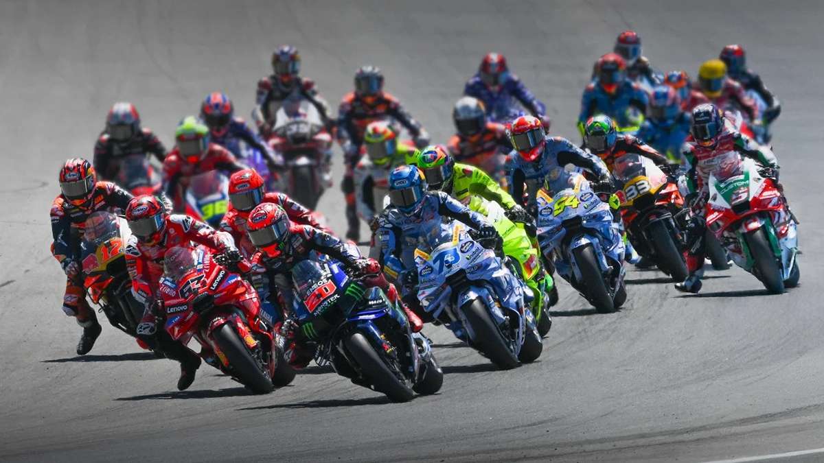 Kalender MotoGP 2026 Resmi Geser Sirkuit Eropa Siap Invasi Kota Besar 51 kalender balap Motogp telah rilis, Sekelompok pembalap MotoGP bersaing ketat saat melintasi tikungan di sirkuit