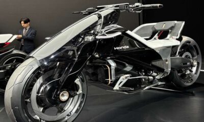 Motor Honda raih penghargaan dan puka dunia, Sepeda motor konsep listrik futuristik berwarna perak dan hitam dengan logo Honda dipajang di pameran
