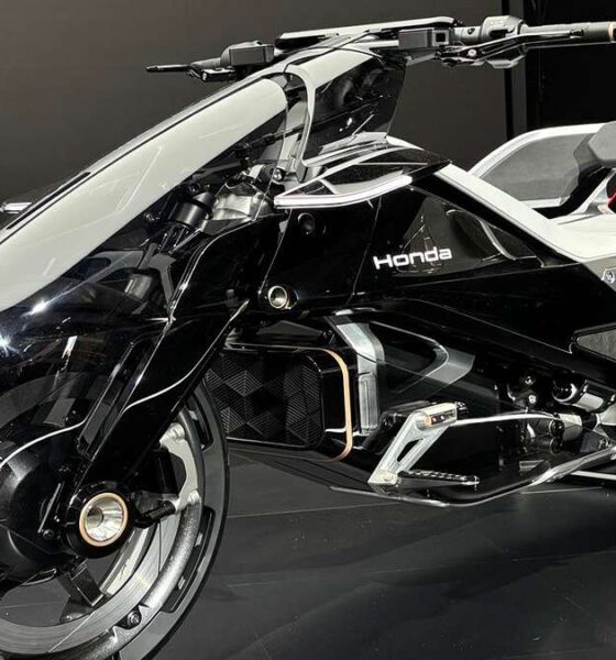 Motor Honda raih penghargaan dan puka dunia, Sepeda motor konsep listrik futuristik berwarna perak dan hitam dengan logo Honda dipajang di pameran