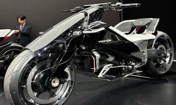 Motor Honda raih penghargaan dan puka dunia, Sepeda motor konsep listrik futuristik berwarna perak dan hitam dengan logo Honda dipajang di pameran