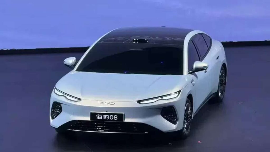 Mobil BYD Terbaru Tempuh 1.008 Km Resmi Menggebrak Harga Rp 600 Jutaan 53 Mobil BYD Sedan adalah mobil listrik seharga 600 jt, Mobil sedan listrik BYD berwarna putih dipamerkan di atas panggung dengan plat nomor bertuliskan aksara Han dan angka 08