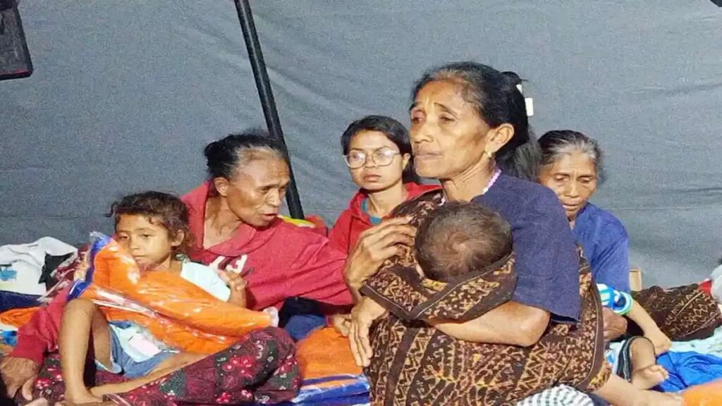 Posko Pengungsian NTT berduka akibat seorang balita meninggal dunia, Beberapa wanita dan anak-anak pengungsi duduk berdesakan di dalam tenda darurat