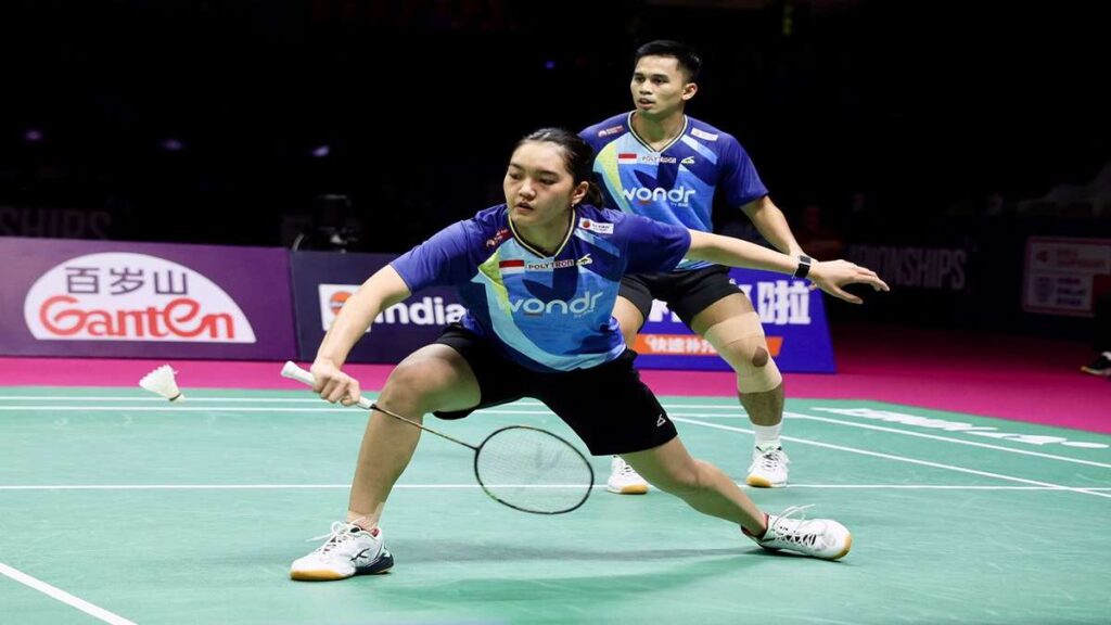 Amri nita cetak perunggu di turnamen bulu tangkis, Pemain bulu tangkis ganda campuran Indonesia beraksi di lapangan dengan seragam ungu