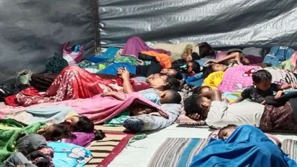 Korban Gempa Nagekeo Meninggal Akibat Asma, Warga pengungsi beristirahat bersama di dalam tenda darurat