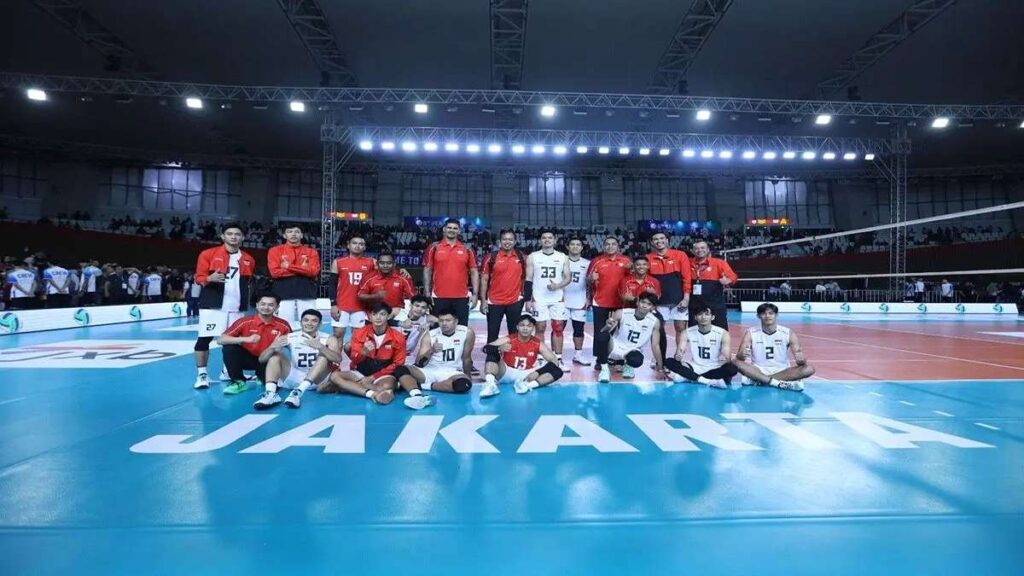 Timnas Voli Indonesia Resmi Agendakan 3 Laga Uji Coba Siap Tempur 52 Timnas Voli Indonesia, Tim bola voli putra Indonesia berpose bersama di lapangan indoor setelah pertandingan