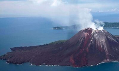 Anak krakatau mode siaga di selat sunda, Pemandangan udara Gunung Anak Krakatau yang mengeluarkan asap putih di tengah laut