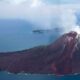 Anak Krakatau Erupsi 20 Kali Sehari Resmi Naik Status Siaga 55 Anak krakatau mode siaga di selat sunda, Pemandangan udara Gunung Anak Krakatau yang mengeluarkan asap putih di tengah laut