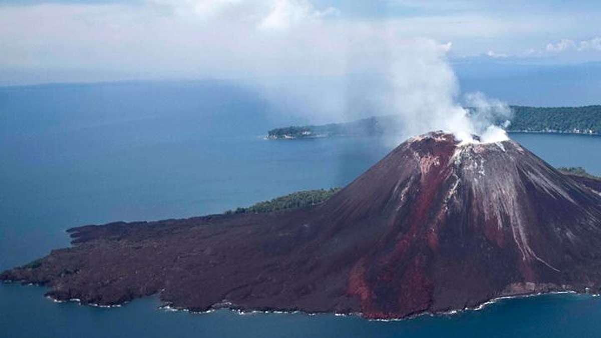 Anak krakatau mode siaga di selat sunda, Pemandangan udara Gunung Anak Krakatau yang mengeluarkan asap putih di tengah laut