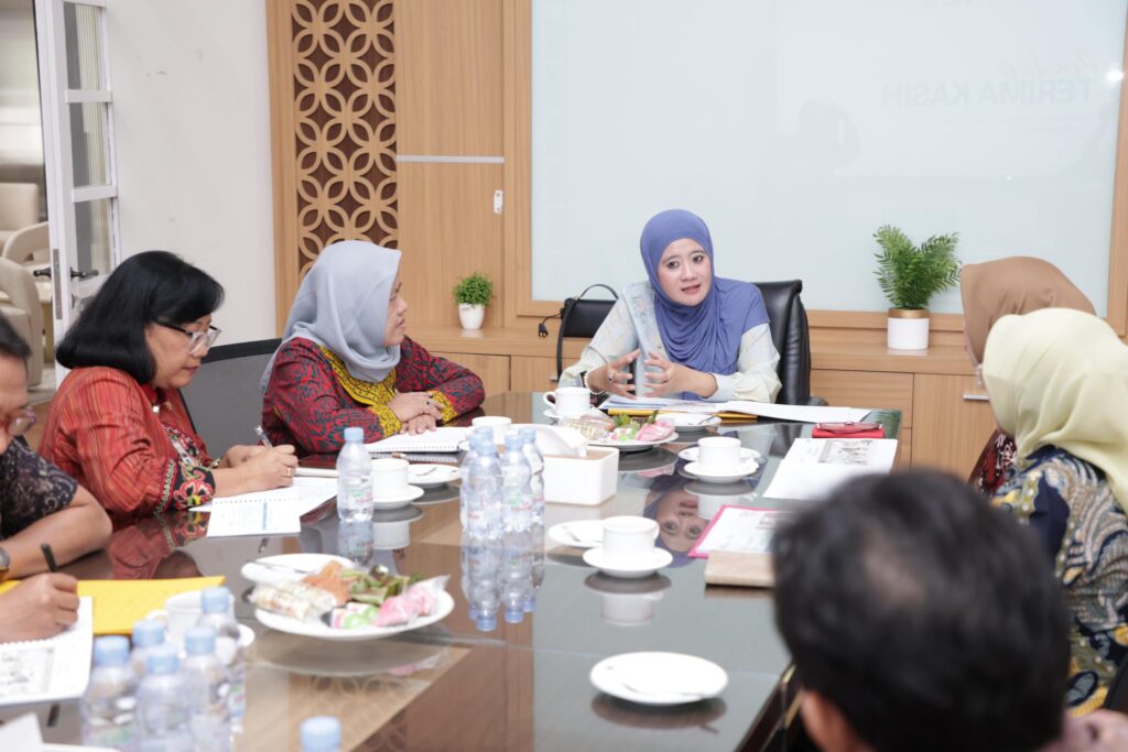 Luar Biasa! Omzet Galeri UKM Jateng Meningkat, Ini Strategi Adaptasi Pasar 53 Audiensi Diskop Jateng2 2048x1365 1