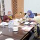 Luar Biasa! Omzet Galeri UKM Jateng Meningkat, Ini Strategi Adaptasi Pasar 59 Beberapa perempuan sedang duduk mengelilingi meja rapat di ruang kantor