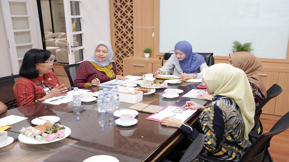 Luar Biasa! Omzet Galeri UKM Jateng Meningkat, Ini Strategi Adaptasi Pasar 51 Beberapa perempuan sedang duduk mengelilingi meja rapat di ruang kantor