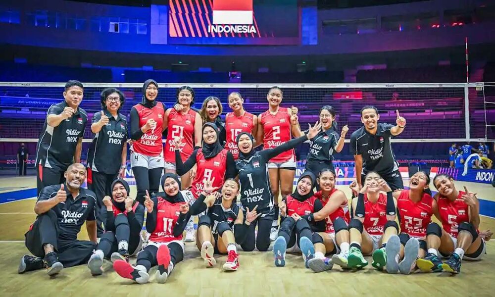 Timnas Voli Indonesia gasak Australia, Tim bola voli putri Indonesia berpose bersama di lapangan indoor dengan latar belakang bendera Merah Putih