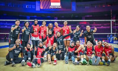 Timnas Voli Indonesia gasak Australia, Tim bola voli putri Indonesia berpose bersama di lapangan indoor dengan latar belakang bendera Merah Putih