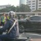 Parah! Mobil Listrik Tabrak Motor dan Separator Busway Depan DPR, Lalin Macet 54 HRA6aAKa8AAD7WQ