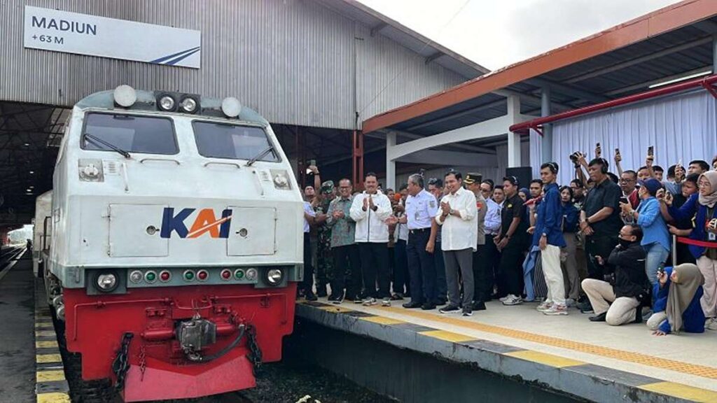 Perjalanan KA Madiun 4 Rute Resmi Terganggu Akibat Truk Mogok 53 Perjalanan KA Madiun, Stasiun Madiun di samping lokomotif kereta api bersama para pejabat dan warga