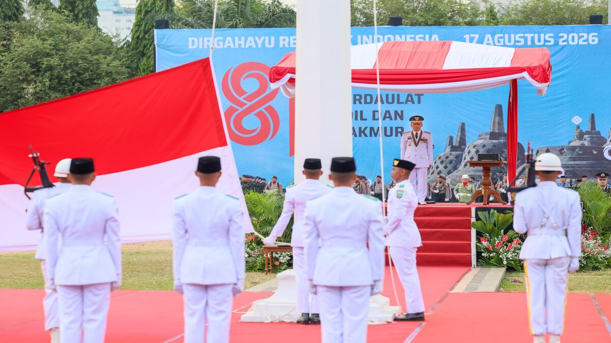 Dahsyat! Peringatan HUT ke-81 RI Jadi Momentum Mendorong Kesejahteraan Masyarakat Jawa Tengah 51 Pasukan pengibar bendera pusaka mengenakan seragam putih dalam upacara kemerdekaan di hadapan inspektur upacara