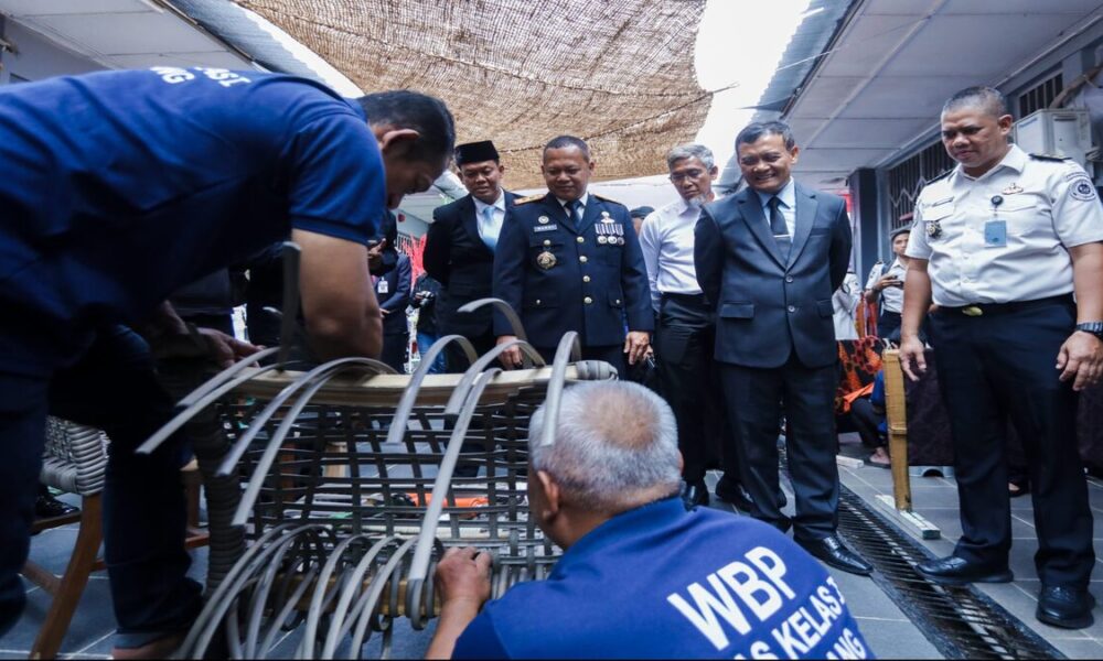 WBP membuat kerajinan rotan disaksikan oleh petugas dan tamu undangan
